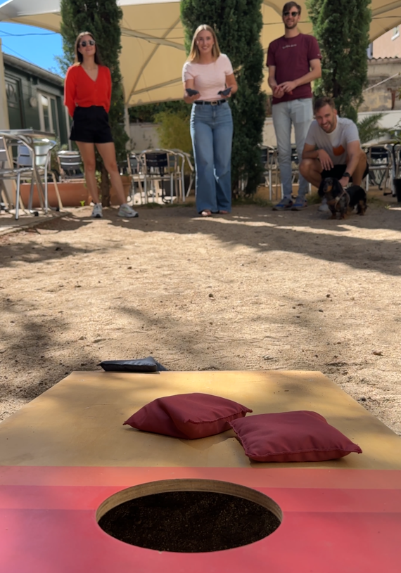 jeux d'extérieur pour profiter en famille Pétanque ou Corn Hall